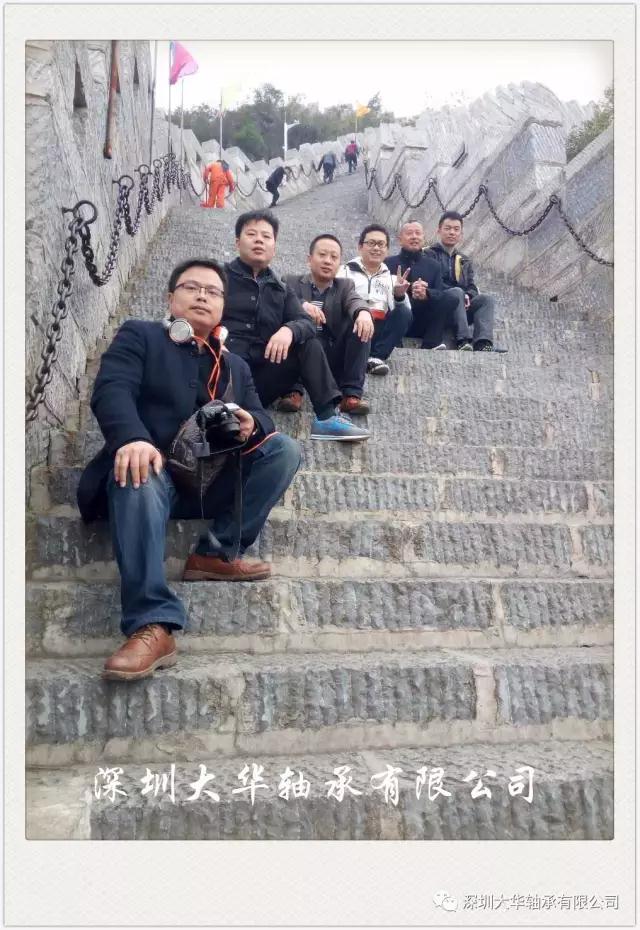 古城墻，坐在最前邊的是號稱體重130的時(shí)尚達(dá)人—九哥