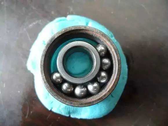 隨后將內(nèi)圈擠到鋼珠那邊，使鋼珠卡在凹槽中間